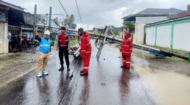 Manager UPPP PLN Area Nias, Leonard Tulus Panjaitan memberi arahan terkait pengamanan kepada personel Polres Nias di lokasi tiang tumbang pada Selasa, 17 Juni 2025. AVRIL LAOLI/BALUSENIAS.COM