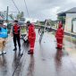 Manager UPPP PLN Area Nias, Leonard Tulus Panjaitan memberi arahan terkait pengamanan kepada personel Polres Nias di lokasi tiang tumbang pada Selasa, 17 Juni 2025. AVRIL LAOLI/BALUSENIAS.COM