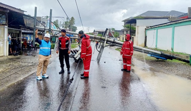 Manager UPPP PLN Area Nias, Leonard Tulus Panjaitan memberi arahan terkait pengamanan kepada personel Polres Nias di lokasi tiang tumbang pada Selasa, 17 Juni 2025. AVRIL LAOLI/BALUSENIAS.COM