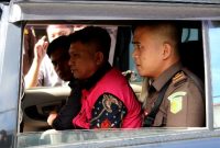 DJZ dibawa oleh Jaksa Penyidik Kejaksaan Negeri Gunungsitoli menuju Lembaga Pemasyarakatan Kelas IIB Gunungsitoli. ISTIMEWA/BALUSENIAS.COM