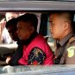 DJZ dibawa oleh Jaksa Penyidik Kejaksaan Negeri Gunungsitoli menuju Lembaga Pemasyarakatan Kelas IIB Gunungsitoli. ISTIMEWA/BALUSENIAS.COM