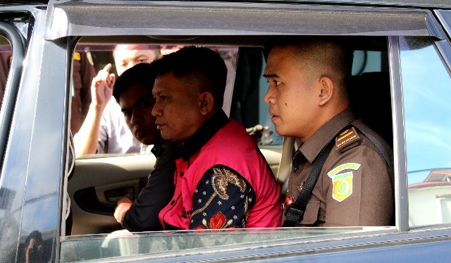 DJZ dibawa oleh Jaksa Penyidik Kejaksaan Negeri Gunungsitoli menuju Lembaga Pemasyarakatan Kelas IIB Gunungsitoli. ISTIMEWA/BALUSENIAS.COM