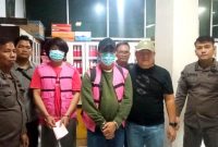 Tim Jaksa Penyidik Kejaksaan Negeri Gunungsitoli yang dipimpin Kasi Intelijen, Ya'atulo Hulu dan Tim Kejaksaan Tinggi Sumatera Utara, bersiap membawa dua tersangka dugaan korupsi proyek di Dinas Pariwisata dan Kebudayaan Kabupaten Nias Utara. ISTIMEWA/BALUSENIAS.COM 