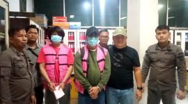 Tim Jaksa Penyidik Kejaksaan Negeri Gunungsitoli yang dipimpin Kasi Intelijen, Ya'atulo Hulu dan Tim Kejaksaan Tinggi Sumatera Utara, bersiap membawa dua tersangka dugaan korupsi proyek di Dinas Pariwisata dan Kebudayaan Kabupaten Nias Utara. ISTIMEWA/BALUSENIAS.COM 