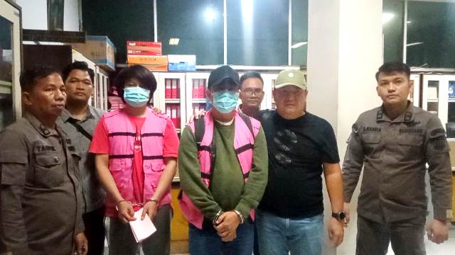 Tim Jaksa Penyidik Kejaksaan Negeri Gunungsitoli yang dipimpin Kasi Intelijen, Ya'atulo Hulu dan Tim Kejaksaan Tinggi Sumatera Utara, bersiap membawa dua tersangka dugaan korupsi proyek di Dinas Pariwisata dan Kebudayaan Kabupaten Nias Utara. ISTIMEWA/BALUSENIAS.COM 