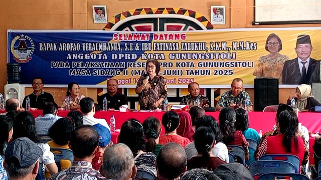 Poltisi Partai Golkar, Fatinasa Zalukhu, menegaskan tekad untuk memperjuangkan aspirasi warga Desa Hilina'a Kecamatan Gunungsitoli dalam Reses Masa Sidang II pada Kamis, 19 Juni 2025. AVRIL LAOLI/BALUSENIAS.COM 