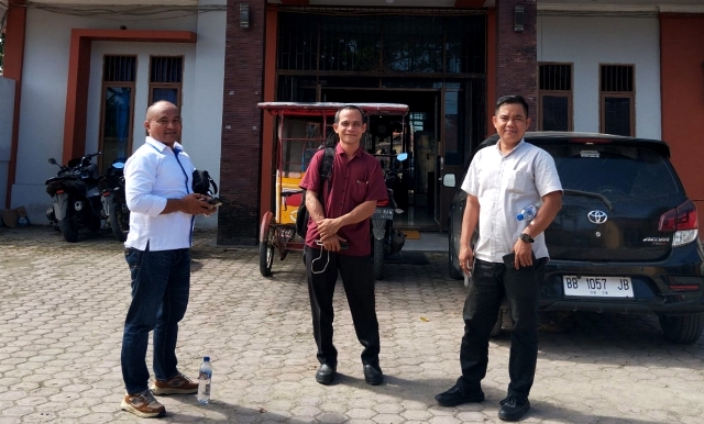 Faasaro Zalukhu, Itoloni Gulo dan Liusman Ndruru usai mengikuti Rapat Dengar Pendapat bersama Komisi I DPRD Kabupaten Nias Selatan pada Senin, 23 Juni 2025. ISTIMEWA/BALUSENIAS.COM
