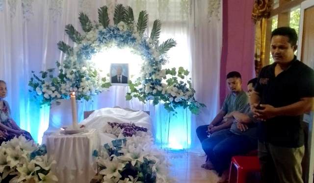 Minta Jaya Zebua mewakili keluarga yang berduka, berterimakasih atas layatan Pengurus dan Kader Partai Golkar. AVRIL LAOLI/BALUSENIAS.COM