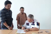 Plt Sekretaris DPRD Kota Gunungsitoli, Meisoniman Lahagu menerima surat yang disampaikan tujuh lembaga yang tergabung dalam Aliansi Masyarakat Peduli Lingkungan Kepulauan Nias. SAROFATI LASE/BALUSENIAS.COM