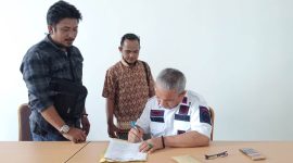 Plt Sekretaris DPRD Kota Gunungsitoli, Meisoniman Lahagu menerima surat yang disampaikan tujuh lembaga yang tergabung dalam Aliansi Masyarakat Peduli Lingkungan Kepulauan Nias. SAROFATI LASE/BALUSENIAS.COM