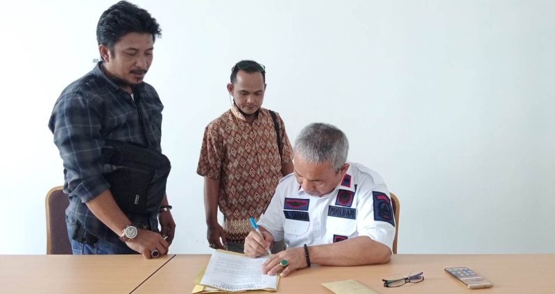 Plt Sekretaris DPRD Kota Gunungsitoli, Meisoniman Lahagu menerima surat yang disampaikan tujuh lembaga yang tergabung dalam Aliansi Masyarakat Peduli Lingkungan Kepulauan Nias. SAROFATI LASE/BALUSENIAS.COM