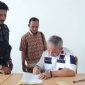 Plt Sekretaris DPRD Kota Gunungsitoli, Meisoniman Lahagu menerima surat yang disampaikan tujuh lembaga yang tergabung dalam Aliansi Masyarakat Peduli Lingkungan Kepulauan Nias. SAROFATI LASE/BALUSENIAS.COM