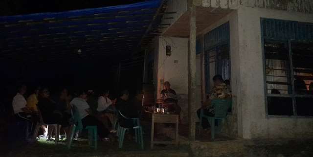 Lampu pada di rumah duka, lilin menjadi alat penerang sementara. AVRIL LAOLI/BALUSENIAS.COM