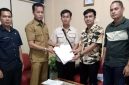 Penyidik Satuan Reserse Kriminal Polres Nias menyerahkan berkas pelimpahan perkara kepada Dinas Lingkungan Hidup dan Kehutanan Provinsi Sumatera Utara pada Senin, 30 Juni 2025 di Medan. ISTIMEWA/BALUSENIAS.COM