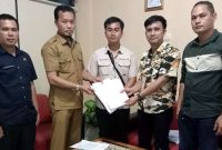 Penyidik Satuan Reserse Kriminal Polres Nias menyerahkan berkas pelimpahan perkara kepada Dinas Lingkungan Hidup dan Kehutanan Provinsi Sumatera Utara pada Senin, 30 Juni 2025 di Medan. ISTIMEWA/BALUSENIAS.COM