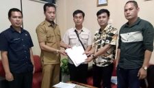 Penyidik Satuan Reserse Kriminal Polres Nias menyerahkan berkas pelimpahan perkara kepada Dinas Lingkungan Hidup dan Kehutanan Provinsi Sumatera Utara pada Senin, 30 Juni 2025 di Medan. ISTIMEWA/BALUSENIAS.COM