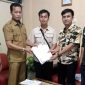 Penyidik Satuan Reserse Kriminal Polres Nias menyerahkan berkas pelimpahan perkara kepada Dinas Lingkungan Hidup dan Kehutanan Provinsi Sumatera Utara pada Senin, 30 Juni 2025 di Medan. ISTIMEWA/BALUSENIAS.COM