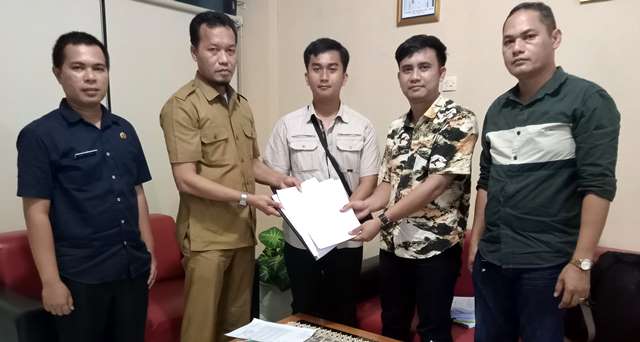 Penyidik Satuan Reserse Kriminal Polres Nias menyerahkan berkas pelimpahan perkara kepada Dinas Lingkungan Hidup dan Kehutanan Provinsi Sumatera Utara pada Senin, 30 Juni 2025 di Medan. ISTIMEWA/BALUSENIAS.COM
