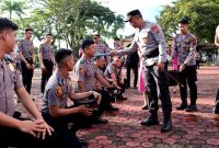 Kapolres Nias AKBP Revi Nurvelani mengguyur perwakilan personel yang menerima kenaikan pangkat sebagai tradisi di tubuh Polri. ISTIMEWA/BALUSENIAS.COM