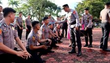 Kapolres Nias AKBP Revi Nurvelani mengguyur perwakilan personel yang menerima kenaikan pangkat sebagai tradisi di tubuh Polri. ISTIMEWA/BALUSENIAS.COM