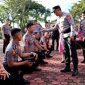 Kapolres Nias AKBP Revi Nurvelani mengguyur perwakilan personel yang menerima kenaikan pangkat sebagai tradisi di tubuh Polri. ISTIMEWA/BALUSENIAS.COM