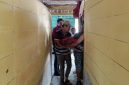 Mayat korban yang diduga mengakhiri hidupnya sendiri dievakuasi dari dalam kamar oleh pihak keluarga. ISTIMEWA/BALUSENIAS.COM 