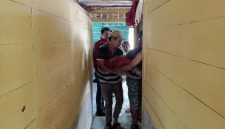 Mayat korban yang diduga mengakhiri hidupnya sendiri dievakuasi dari dalam kamar oleh pihak keluarga. ISTIMEWA/BALUSENIAS.COM 