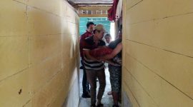 Mayat korban yang diduga mengakhiri hidupnya sendiri dievakuasi dari dalam kamar oleh pihak keluarga. ISTIMEWA/BALUSENIAS.COM 