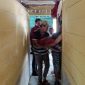 Mayat korban yang diduga mengakhiri hidupnya sendiri dievakuasi dari dalam kamar oleh pihak keluarga. ISTIMEWA/BALUSENIAS.COM 