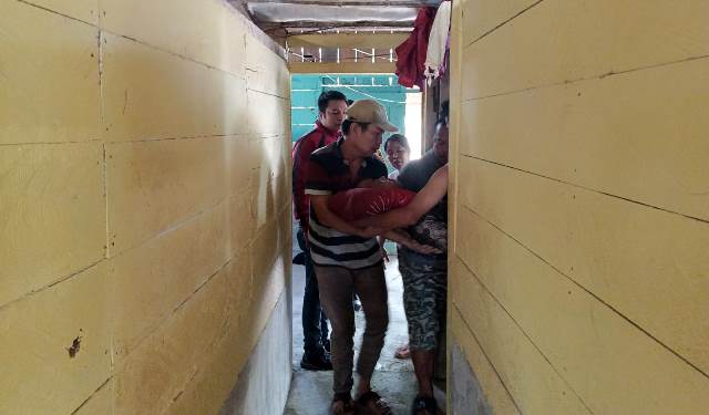 Mayat korban yang diduga mengakhiri hidupnya sendiri dievakuasi dari dalam kamar oleh pihak keluarga. ISTIMEWA/BALUSENIAS.COM 