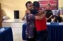 Berkat Aprianus Harefa berpelukan dengan tersangka OH yang telah meminta maaf dan mengaku menyesal atas perbuatannya. ISTIMEWA/BALUSENIAS.COM