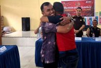 Berkat Aprianus Harefa berpelukan dengan tersangka OH yang telah meminta maaf dan mengaku menyesal atas perbuatannya. ISTIMEWA/BALUSENIAS.COM