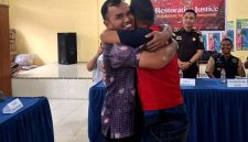 Berkat Aprianus Harefa berpelukan dengan tersangka OH yang telah meminta maaf dan mengaku menyesal atas perbuatannya. ISTIMEWA/BALUSENIAS.COM