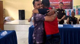 Berkat Aprianus Harefa berpelukan dengan tersangka OH yang telah meminta maaf dan mengaku menyesal atas perbuatannya. ISTIMEWA/BALUSENIAS.COM