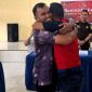 Berkat Aprianus Harefa berpelukan dengan tersangka OH yang telah meminta maaf dan mengaku menyesal atas perbuatannya. ISTIMEWA/BALUSENIAS.COM