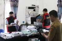Jaksa Penyidik Kejaksaan Negeri Gunungsitoli menggeledah ruangan Bendahara Pengeluaran di Dinas Kesehatan Kabupaten Nias Barat. ISTIMEWA/BALUSENIAS.COM