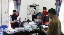 Jaksa Penyidik Kejaksaan Negeri Gunungsitoli menggeledah ruangan Bendahara Pengeluaran di Dinas Kesehatan Kabupaten Nias Barat. ISTIMEWA/BALUSENIAS.COM
