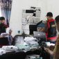 Jaksa Penyidik Kejaksaan Negeri Gunungsitoli menggeledah ruangan Bendahara Pengeluaran di Dinas Kesehatan Kabupaten Nias Barat. ISTIMEWA/BALUSENIAS.COM