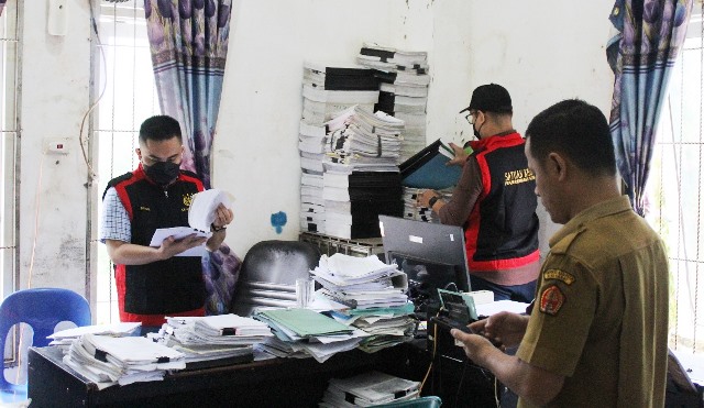Jaksa Penyidik Kejaksaan Negeri Gunungsitoli menggeledah ruangan Bendahara Pengeluaran di Dinas Kesehatan Kabupaten Nias Barat. ISTIMEWA/BALUSENIAS.COM