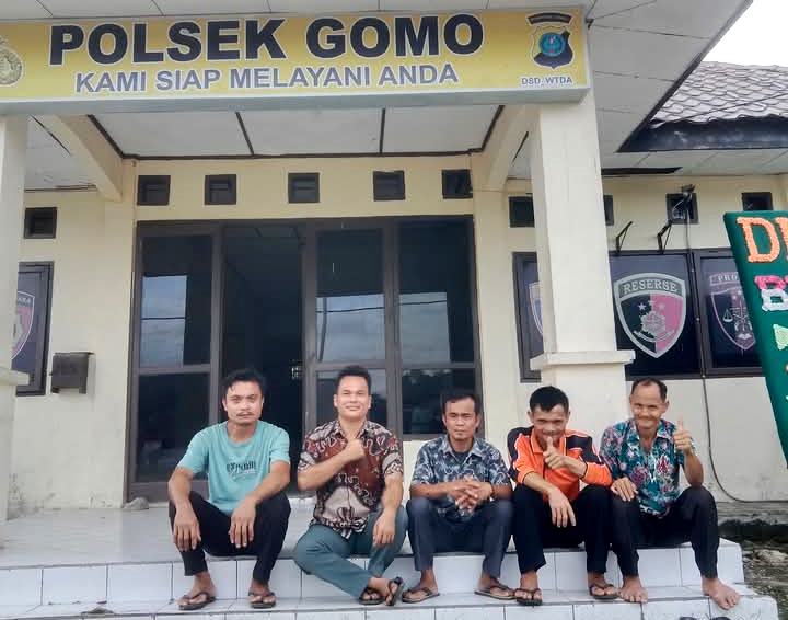 Tahoaro Tafonao, warga Desa Umbu Idanotae saat hendak menghadiri mediasi di Polsek Gomo atas laporan penganiayaan yang dibuatnya. JOJOR MASIHOL MARITO/BALUSENIAS.COM