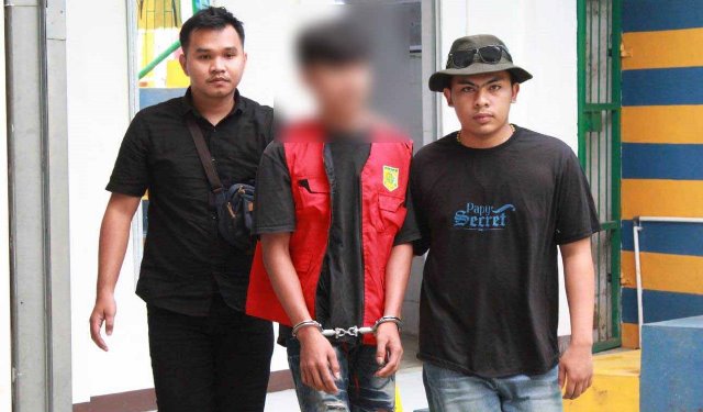 Tim Tangkap Buronan Kejaksaan Negeri Gunungsitoli menggiring YN untuk menjalani hukuman sebagaimana Amar Putusan Kasasi terkait kasus persetubuhan anak di bawah umur. ISTIMEWA/BALUSENIAS.COM