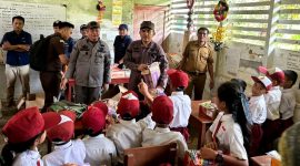 Bakti Sosial oleh Kejaksaan Negeri Gunungsitoli, PLN dan Pelindo di SDN Nomor 076701 Balale di Desa Balale Toba’a pada Selasa, 15 Juli 2025. ISTIMEWA/BALUSENIAS.COM