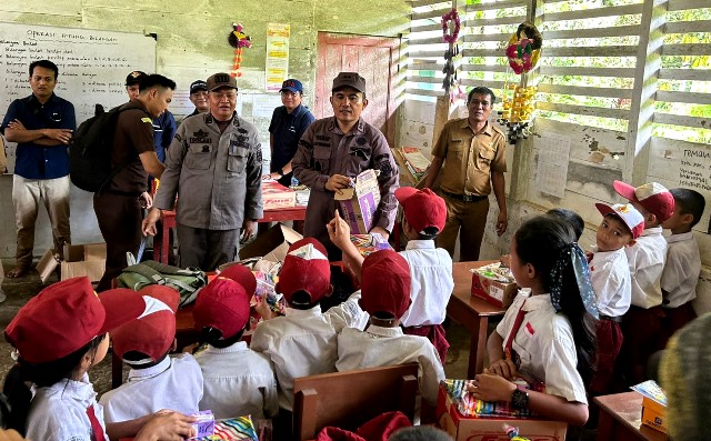Bakti Sosial oleh Kejaksaan Negeri Gunungsitoli, PLN dan Pelindo di SDN Nomor 076701 Balale di Desa Balale Toba’a pada Selasa, 15 Juli 2025. ISTIMEWA/BALUSENIAS.COM