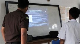 Jaksa menerangkan terkait Undang Undang Perlindungan Anak kepada seorang pelajar Kelas 7 SMP dalam Program Jaksa Masuk Sekolah pada Senin, 14 Juli 2025. ISTIMEWA/BALUSENIAS.COM 