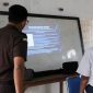 Jaksa menerangkan terkait Undang Undang Perlindungan Anak kepada seorang pelajar Kelas 7 SMP dalam Program Jaksa Masuk Sekolah pada Senin, 14 Juli 2025. ISTIMEWA/BALUSENIAS.COM 