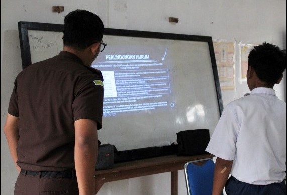 Jaksa menerangkan terkait Undang Undang Perlindungan Anak kepada seorang pelajar Kelas 7 SMP dalam Program Jaksa Masuk Sekolah pada Senin, 14 Juli 2025. ISTIMEWA/BALUSENIAS.COM 