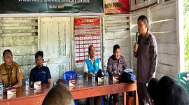 Kepala Kejaksaan Negeri Gunungsitoli, Parada Situmorang, memberi pemahaman hukum di Balai Desa Balale Toba'a pada Selasa, 15 Juli 2025. ISTIMEWA/BALUSENIAS.COM