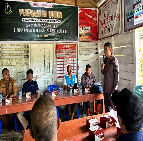 Kepala Kejaksaan Negeri Gunungsitoli, Parada Situmorang, memberi pemahaman hukum di Balai Desa Balale Toba'a pada Selasa, 15 Juli 2025. ISTIMEWA/BALUSENIAS.COM