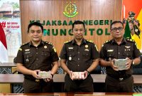 Kepala Seksi Tindak Pidana Khusus Kejaksaan Negeri Gunungsitoli, Tumpuan Berkat Dachi, menerima pengembalian kerugian negara dari tersangka ISZ berupa uang tunai senilai Rp200 juta. ISTIMEWA/BALUSENIAS.COM