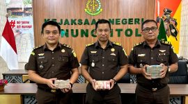 Kepala Seksi Tindak Pidana Khusus Kejaksaan Negeri Gunungsitoli, Tumpuan Berkat Dachi, menerima pengembalian kerugian negara dari tersangka ISZ berupa uang tunai senilai Rp200 juta. ISTIMEWA/BALUSENIAS.COM